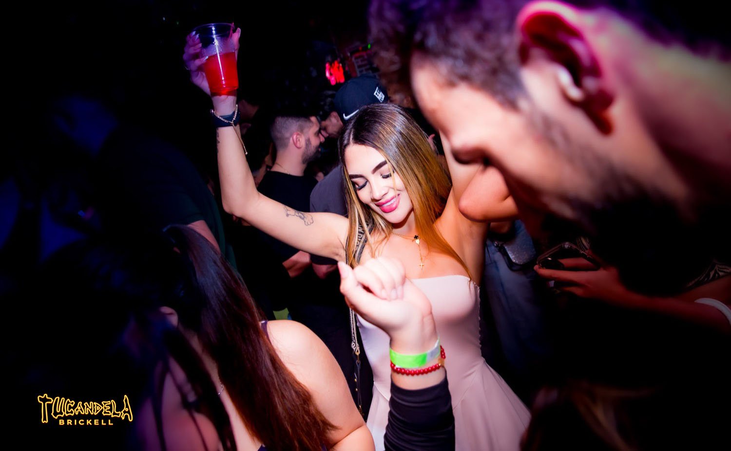 Público bailando en Tu Candela Brickell, Miami