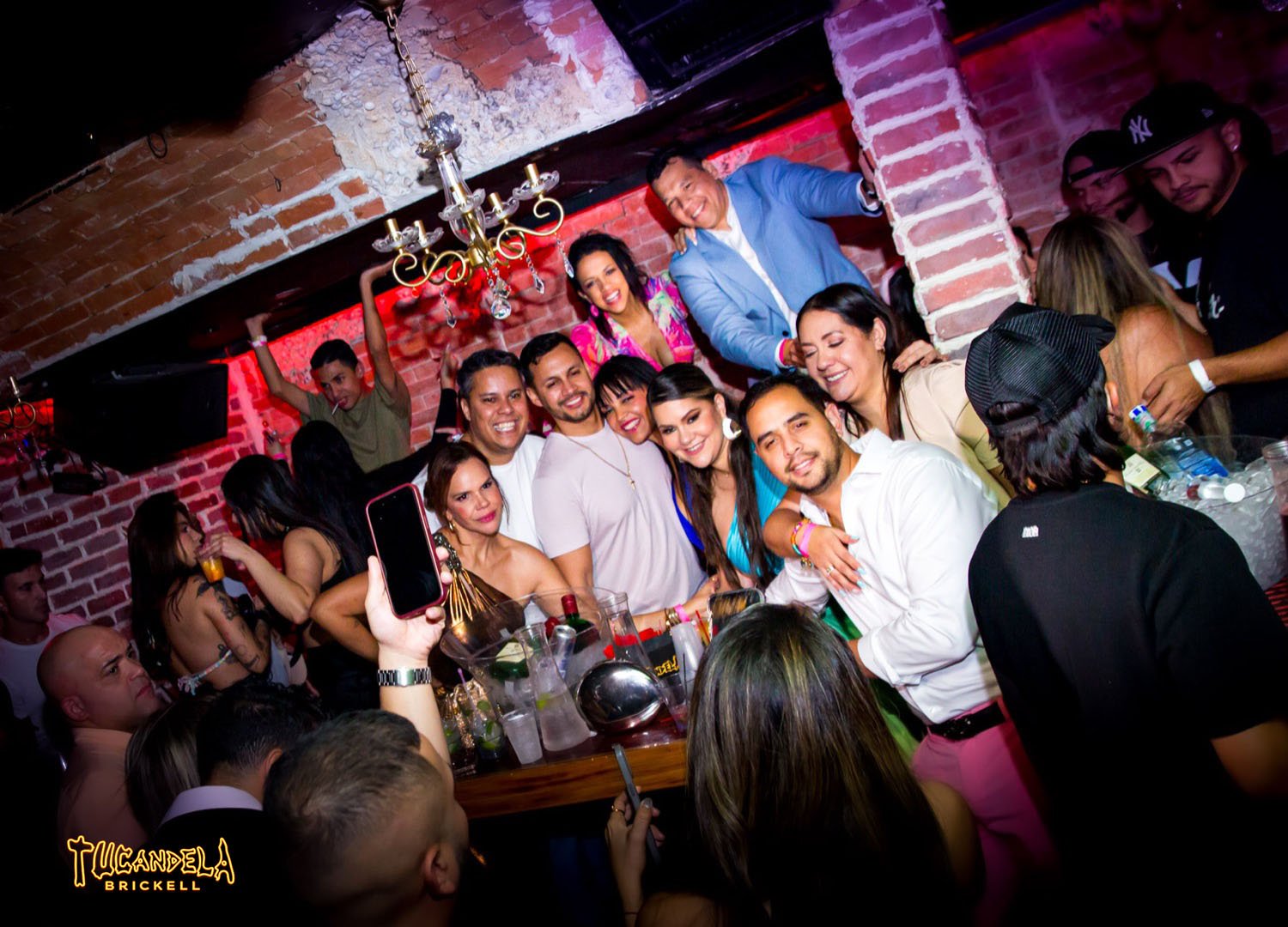 Pista de baile llena en Tu Candela Brickell